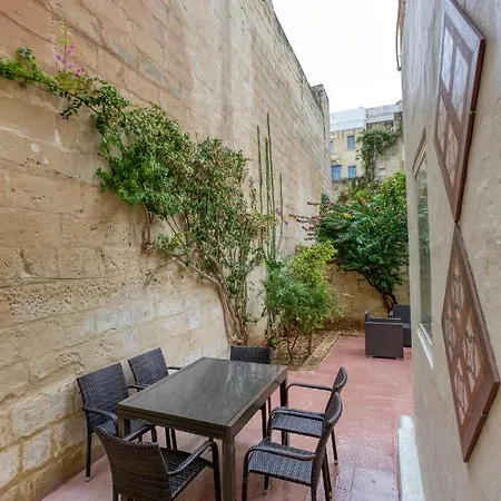 Cosy 4br Townhouse In Sliema's Traditional Heart By 360 Estates Dom wakacyjny