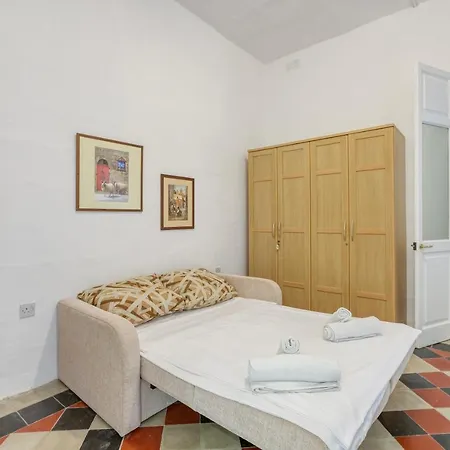 Cosy 4br Townhouse In Sliema's Traditional Heart By 360 Estates