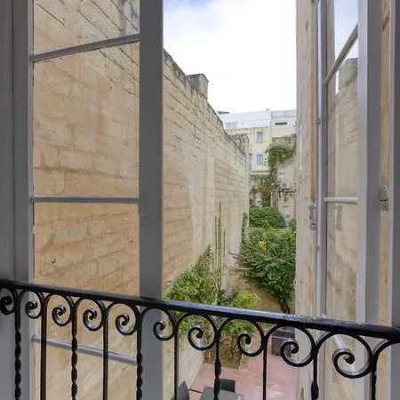 Cosy 4br Townhouse In Sliema's Traditional Heart By 360 Estates Сasa de vacaciones