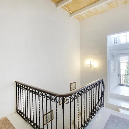 Cosy 4br Townhouse In Sliema's Traditional Heart By 360 Estates سليمة